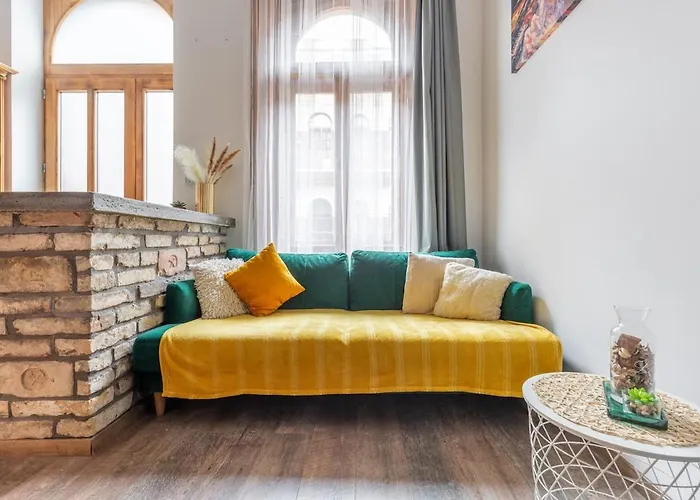 Fr34B Brenda Designer Studio Apt