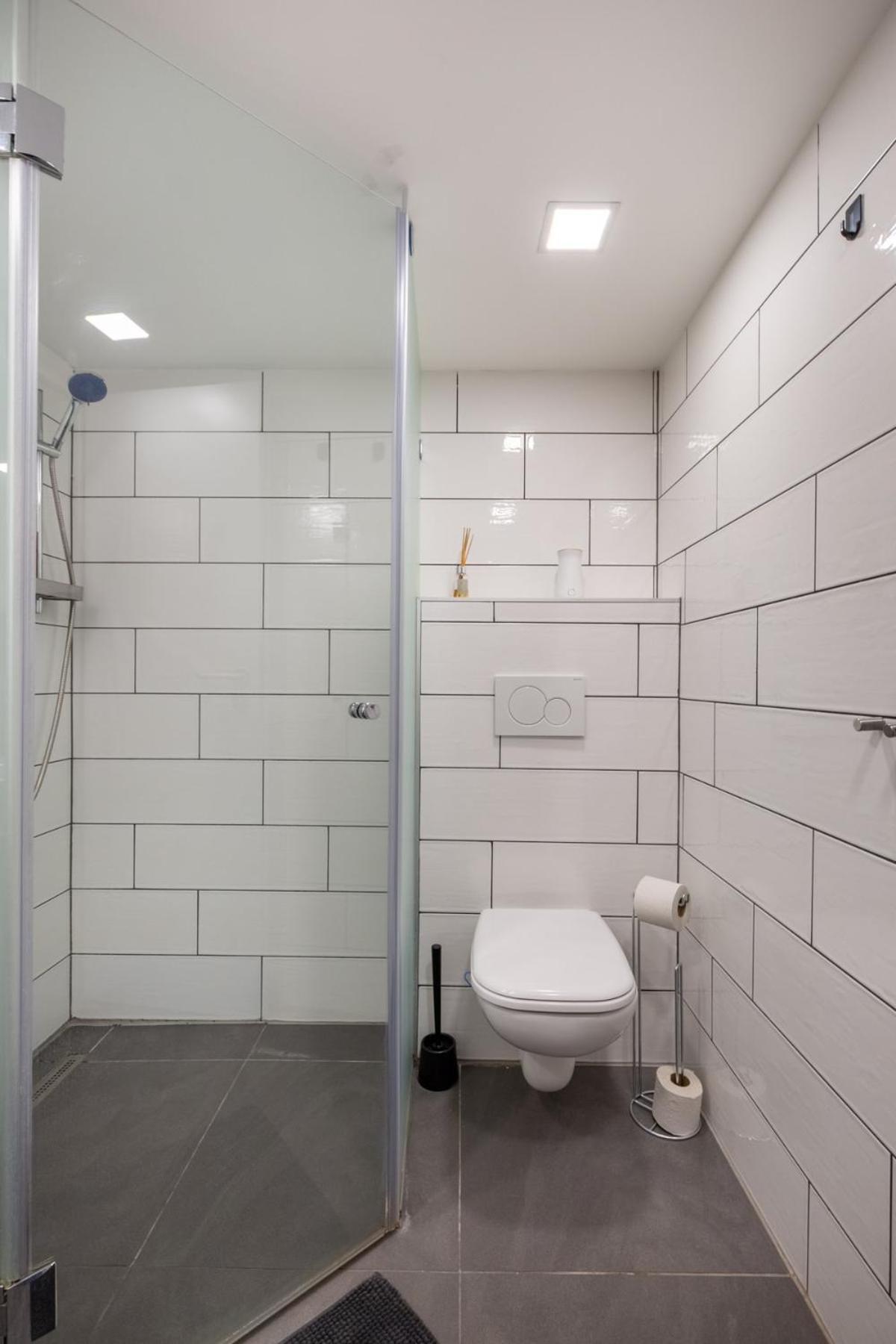 Fr34b Brenda Designer Apartment